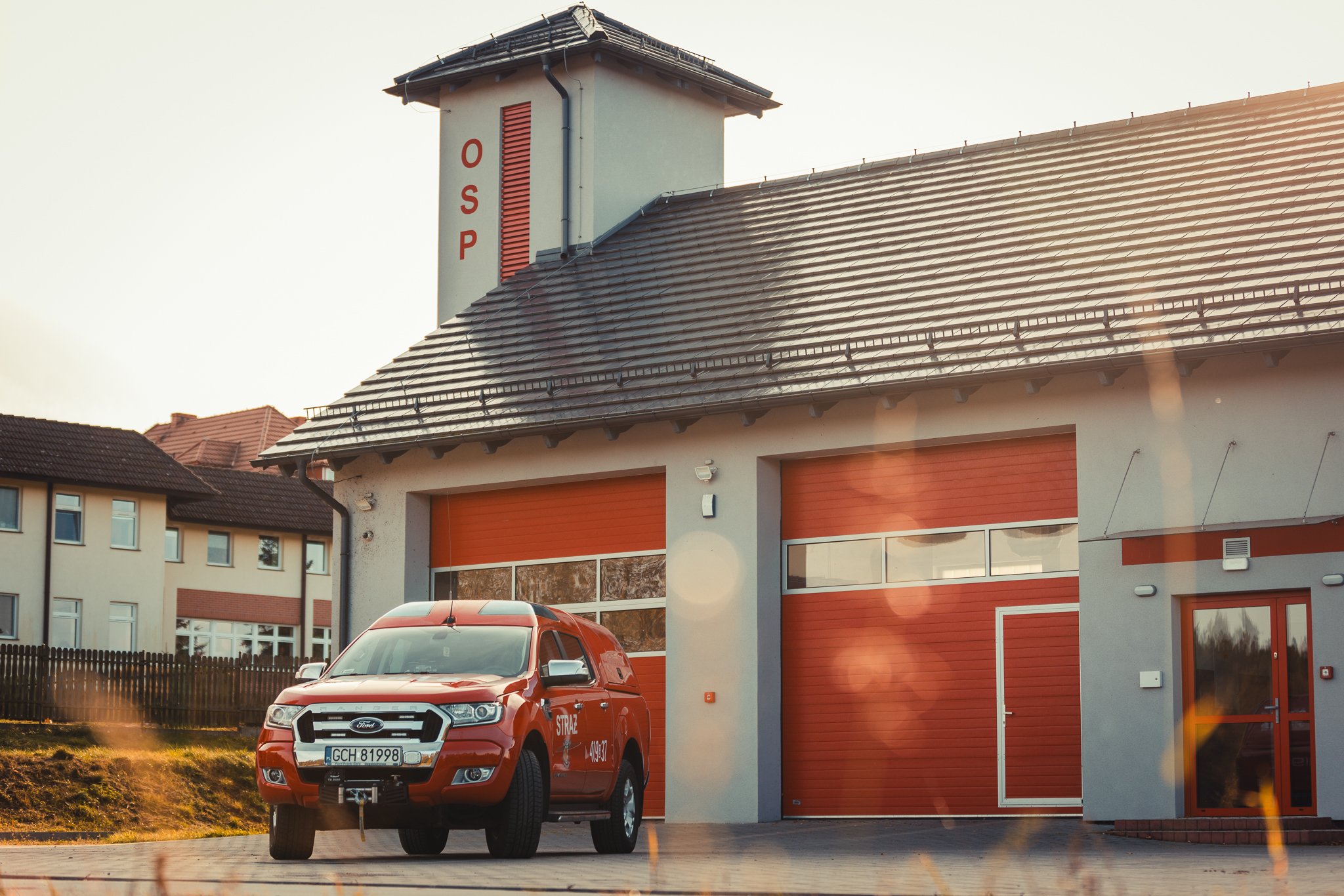 Remiza OSP Swornegacie i Ford Ranger w ciepłym świetle zachodu słońca